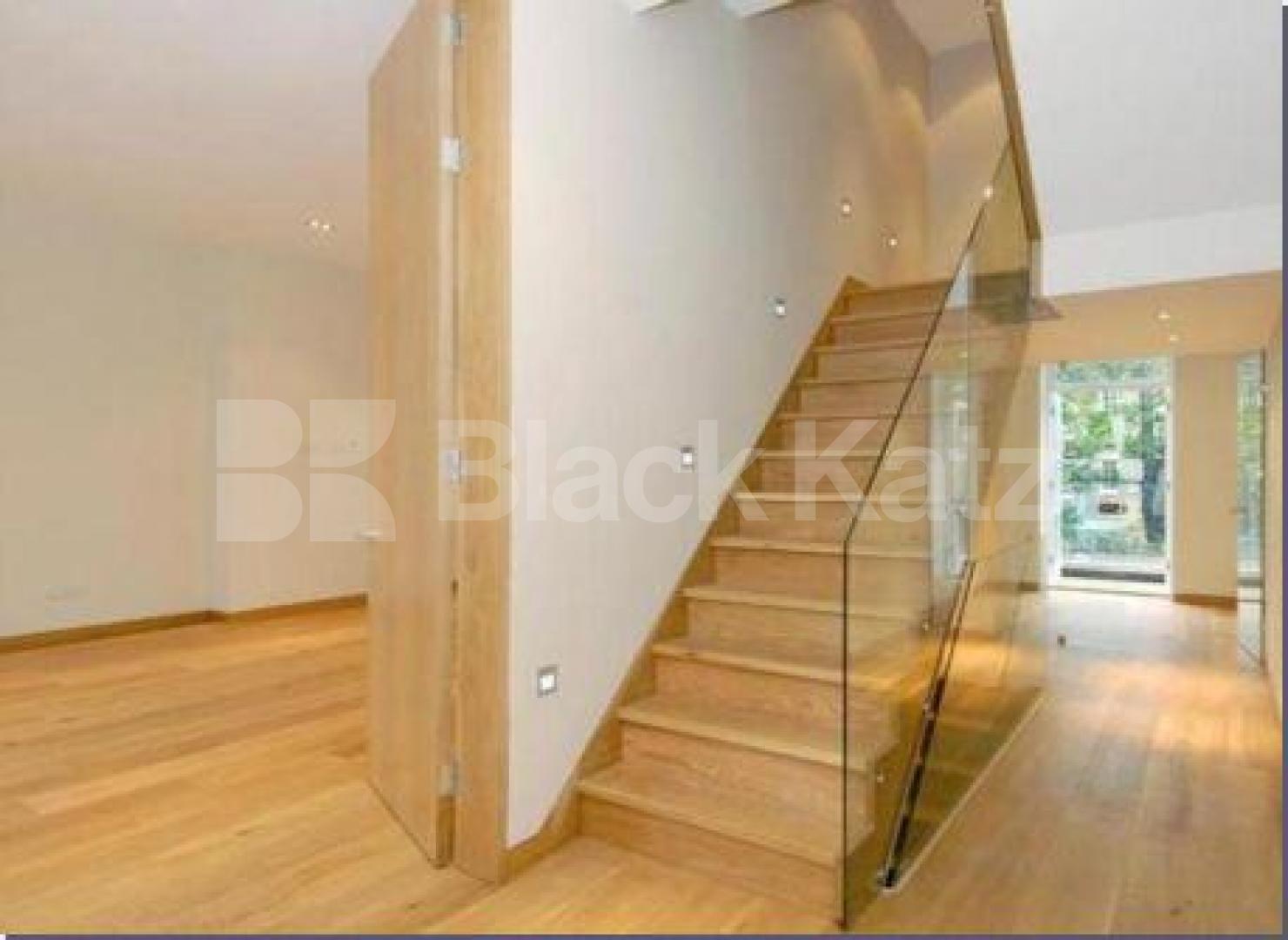 			AMAZING STUNNING BEAUTIFUL!!!!!!!!, 4 Bedroom, 1 bath, 1 reception Terraced House			 Barnsbury Terrace, Barnsbury / Angel